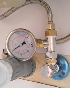 Pressure gauge and tee